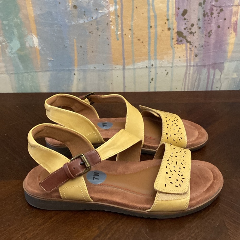 Cobb Hill  Zion Leather 2-Piece Buckle Sandal Sweet Corn Women’s 7W